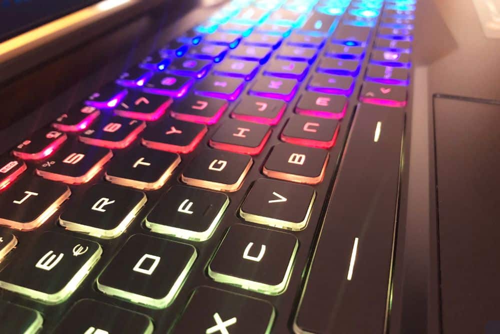 Laptop HP gamer encendida con luces LED y juego en pantalla