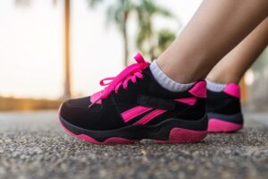 Tendencias en zapatillas de mujer hoy en Chile: Lo que está marcando estilo en 2025