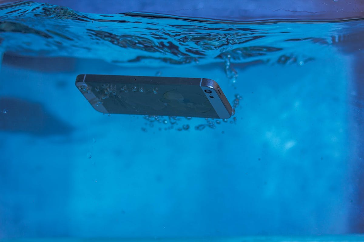 Imagen de Qué ventajas tiene un celular con resistencia al agua y polvo