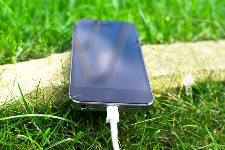 Carga eléctrica en smartphone moderno