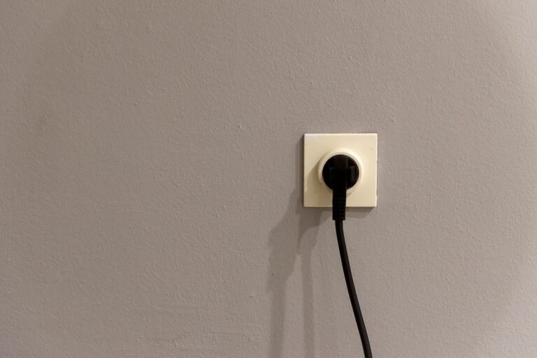 Enchufe eléctrico en toma de corriente