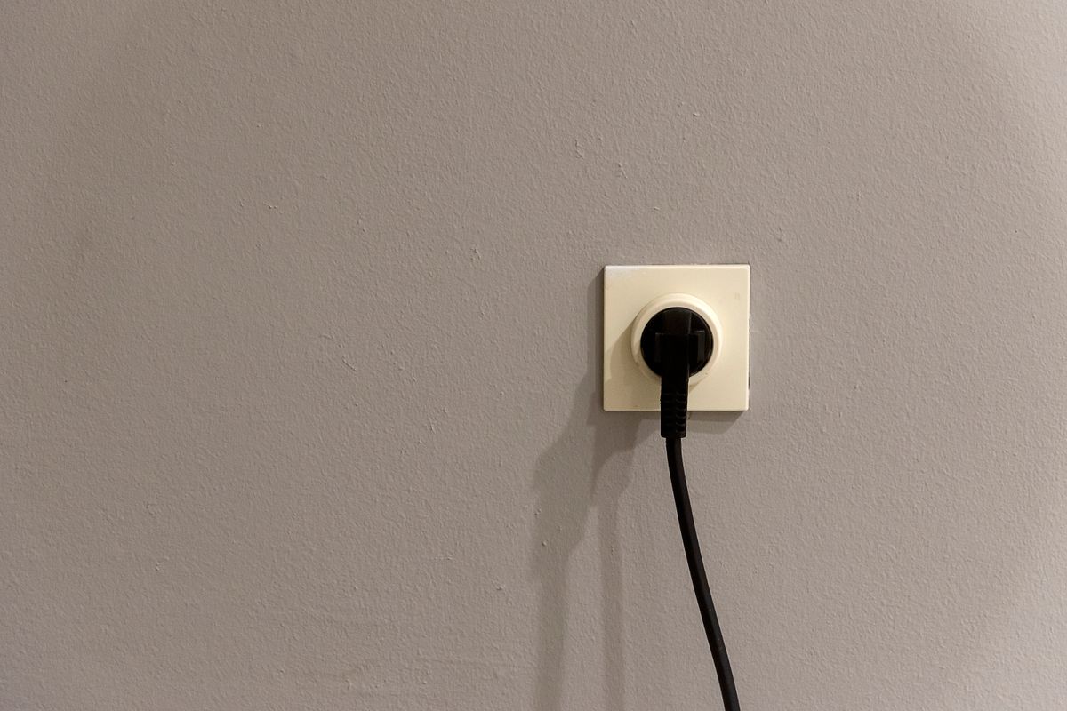Enchufe eléctrico en toma de corriente