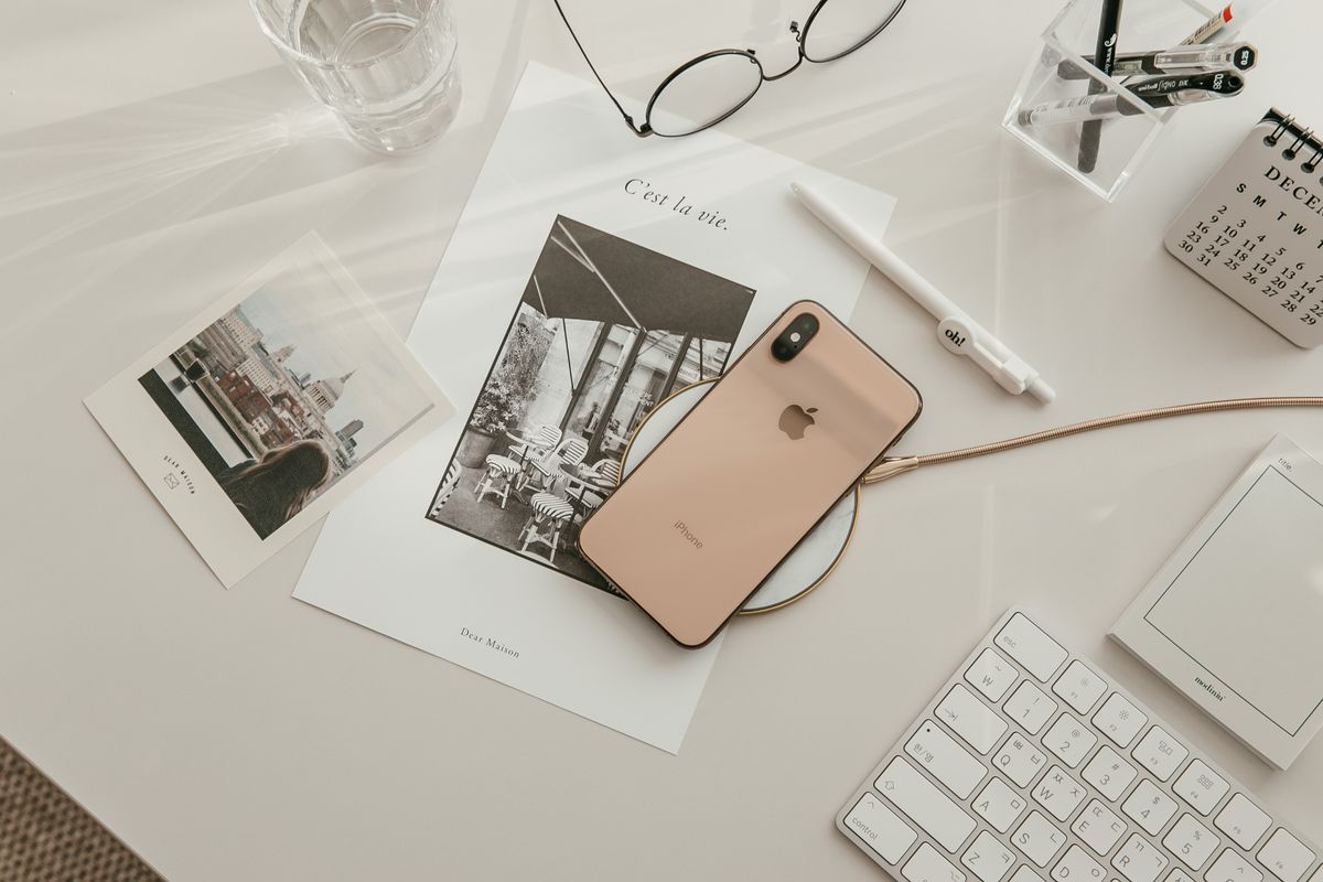Espacio de trabajo con smartphone y teclado inalámbrico