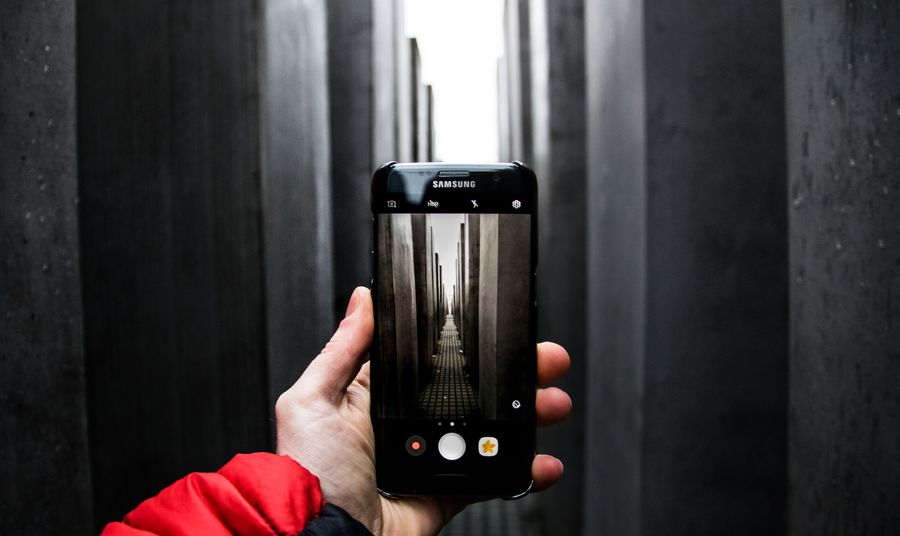 Monumento al Holocausto en smartphone
