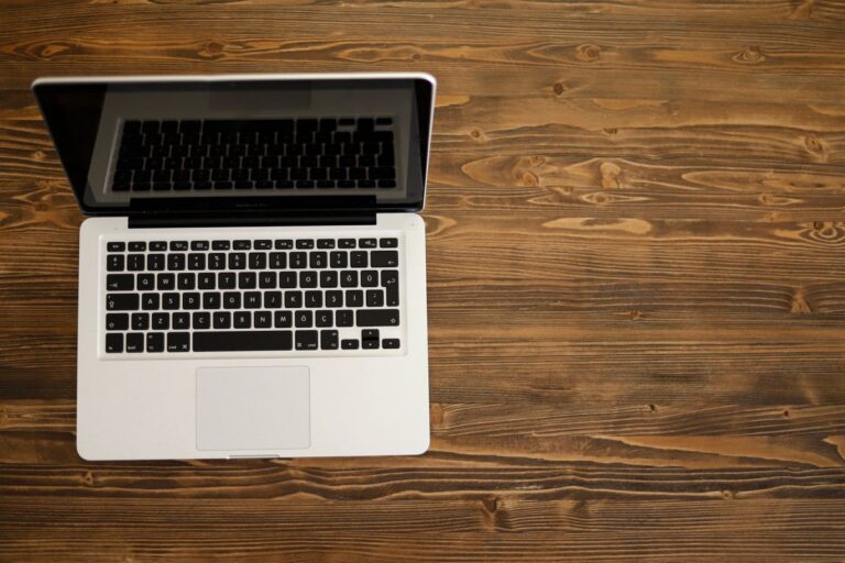 Portátil abierto sobre escritorio para tecnología