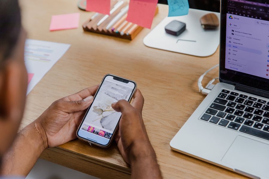 Productividad con smartphone y laptop en oficina