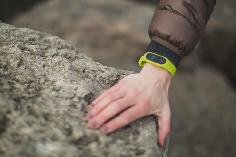 Pulsera fitness con sensor biométrico