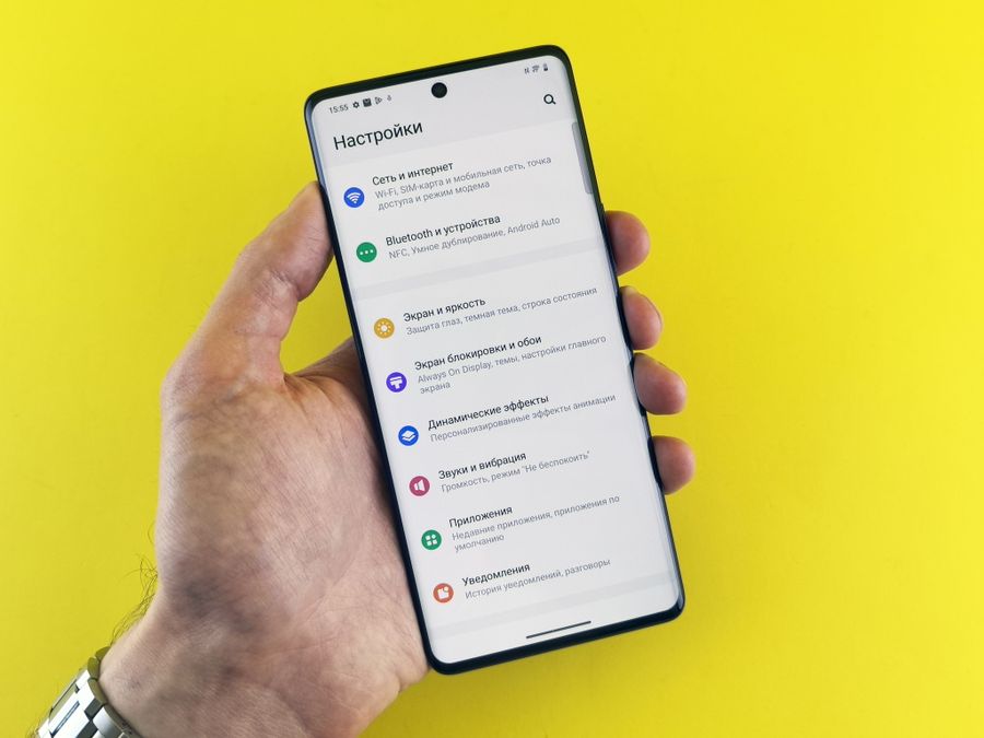 Smartphone con menú de ajustes para asistentes digitales