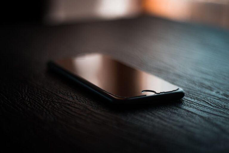 Smartphone con protector de pantalla