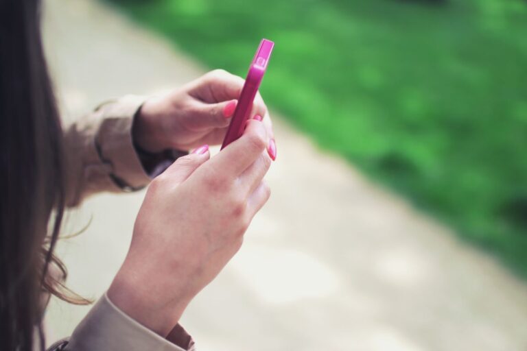 Smartphone rosa y almacenamiento móvil