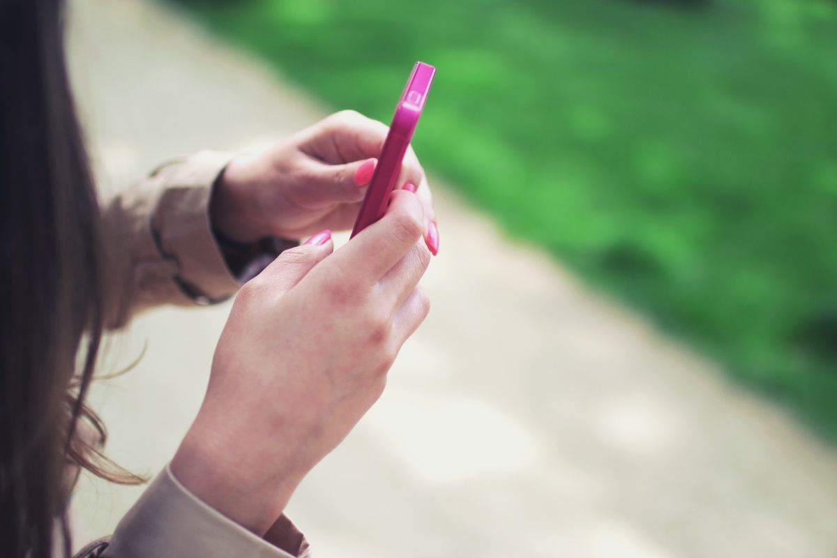 Smartphone rosa y almacenamiento móvil
