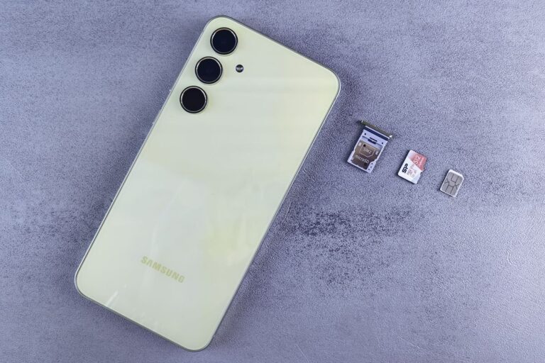 Smartphone con tarjeta SIM y memoria externa
