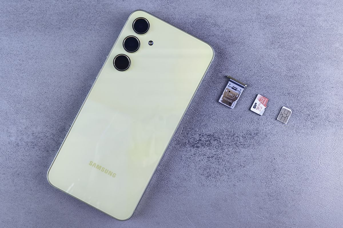 Smartphone con tarjeta SIM y memoria externa