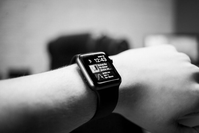 Smartwatch con notificaciones en muñeca