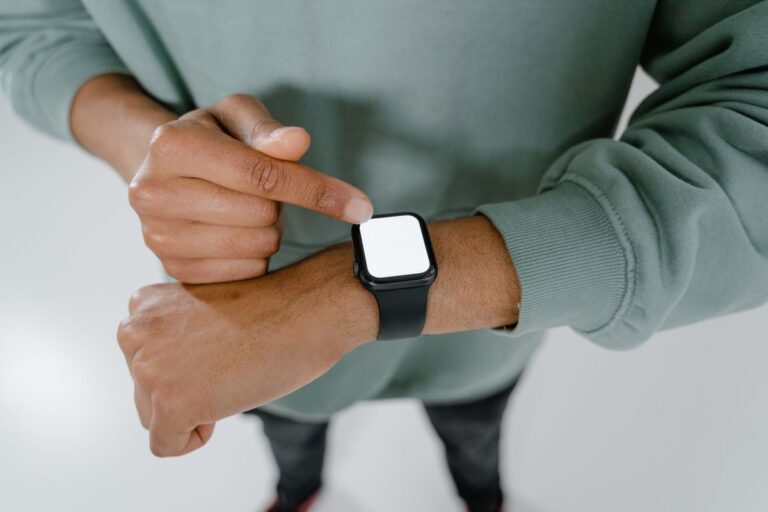 Smartwatch con pantalla en blanco
